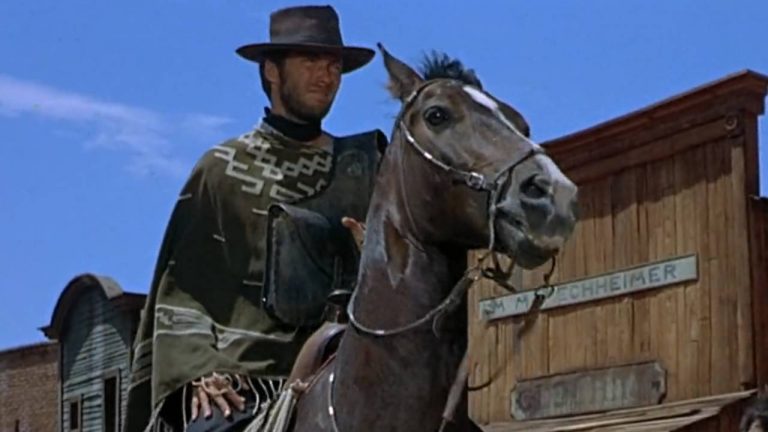 L'acteur Clint Eastwood en cow-boy sur son cheval